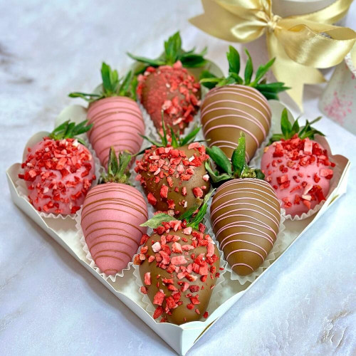 Коробочка клубники 9 ягод в молочном и розовом шоколаде