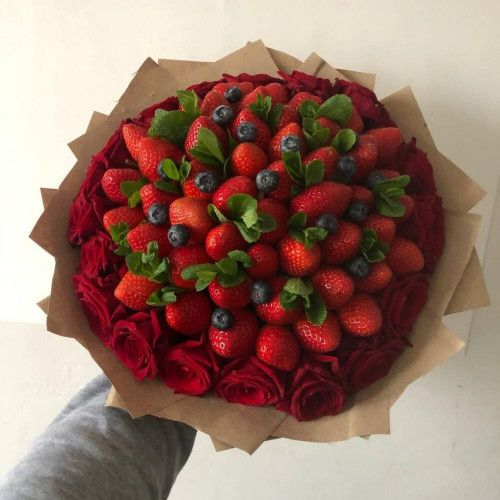 Фруктовый букет из роз и клубники с голубикой и мятой