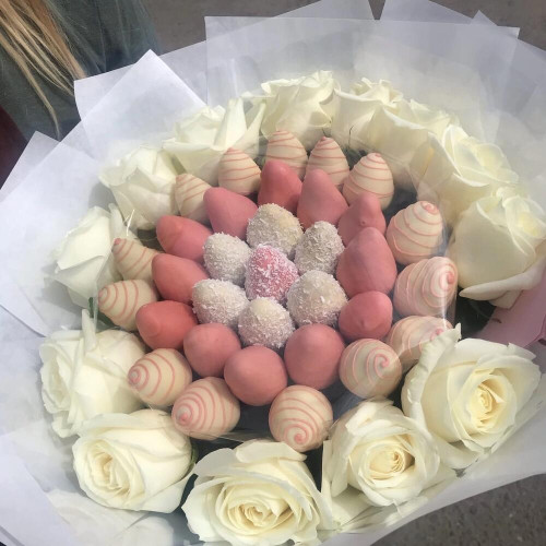 Клубника в шоколаде букет с розами