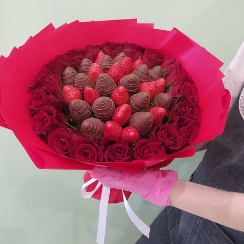 Букет из клубники в молочном шоколаде с розами