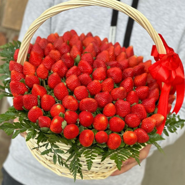 Корзина с клубникой и флористической зеленью